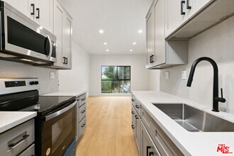Building Photo - 7229 Willoughby Ave