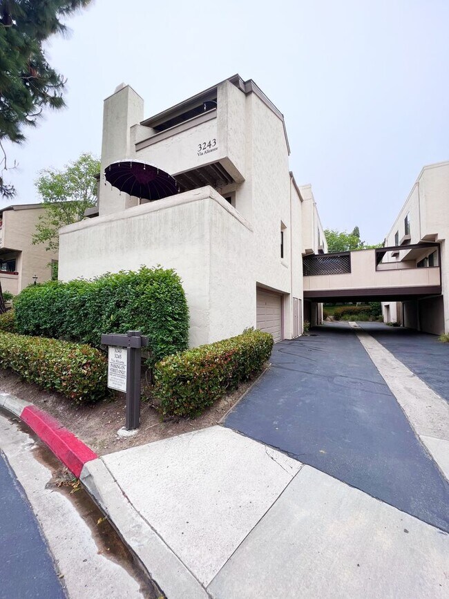 Foto del edificio - 2 Bed/2.5 Bath Townhome - Beautifully Upgr...