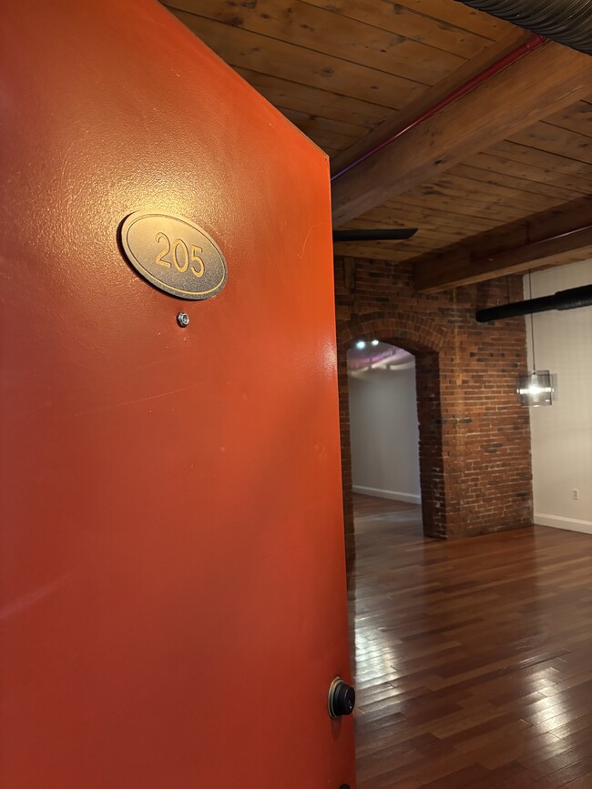 Building Photo - 471 Silver St