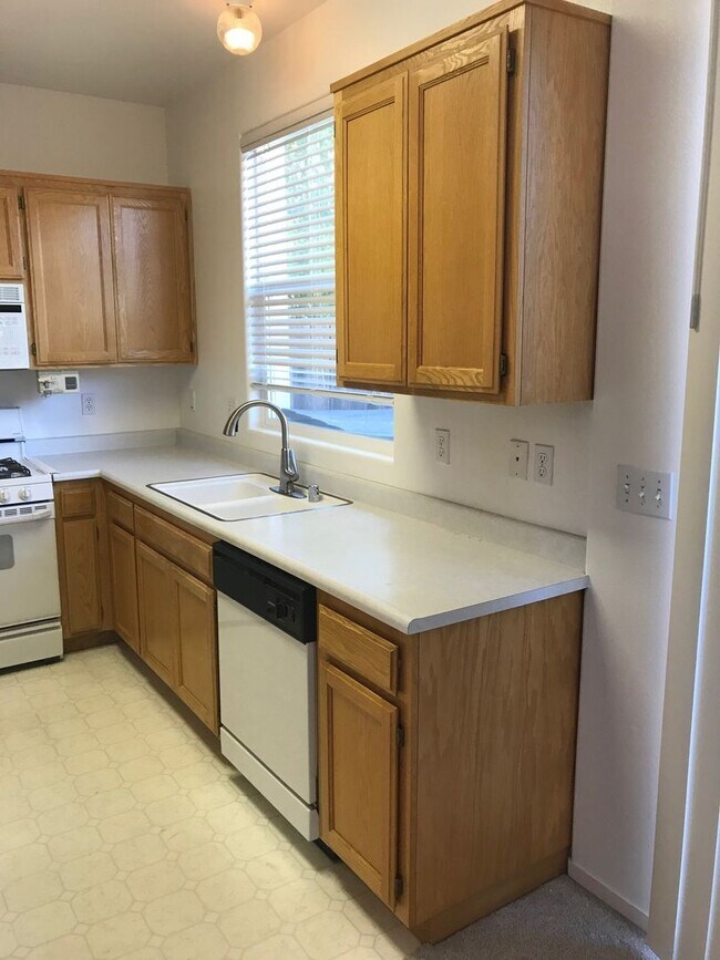 Building Photo - Two Story 3 Bedroom/2.5 Bathroom Townhouse...