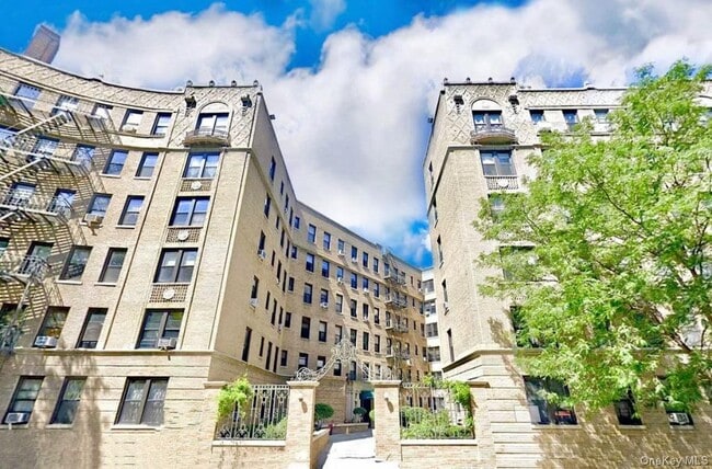Foto del edificio - 779 Riverside Dr