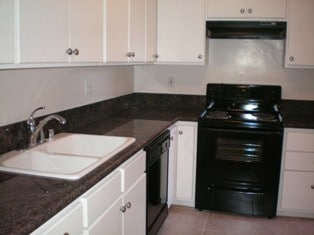 Kitchen - 321 S Willaman Dr