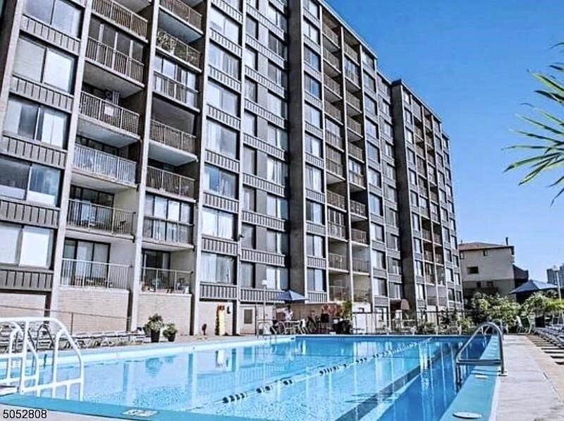 Primary Photo - 9060 Palisade Ave