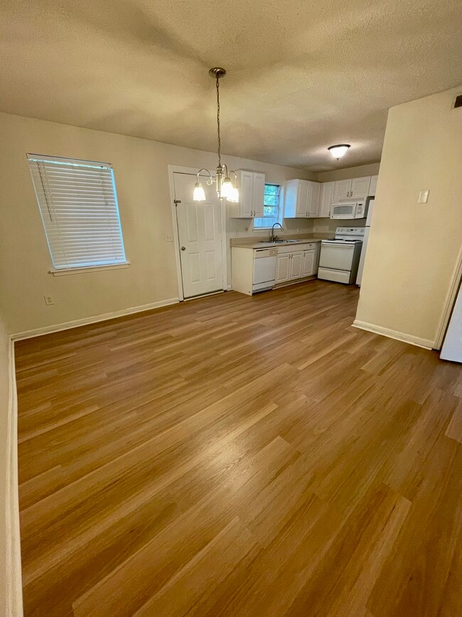 Building Photo - 415 Parkdale Dr