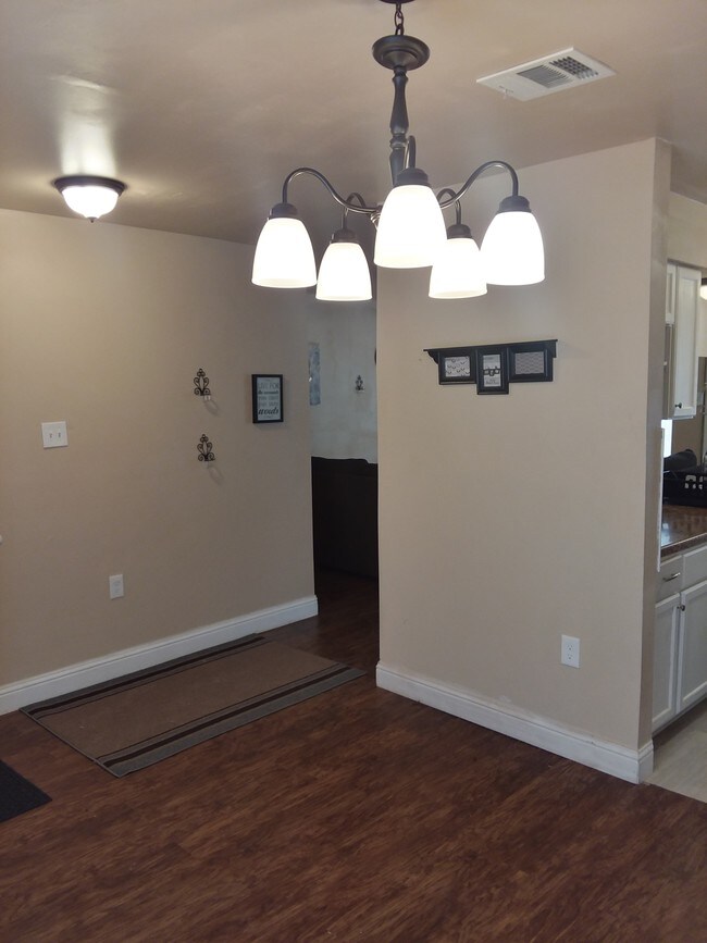 Entrada principal - 5106 Dumore Dr