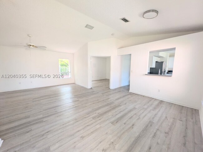 Building Photo - 532 SE 21st Dr