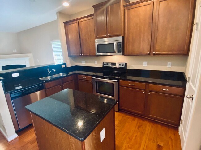 Building Photo - 2Bed/2.5 Bath Stunning End Unit Townhome i...