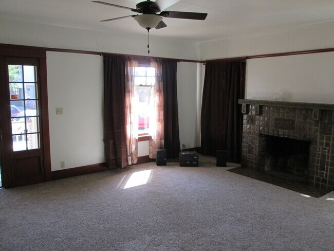 Foto del edificio - Large Fully Remodeled 4 Bedroom Craftsman ...