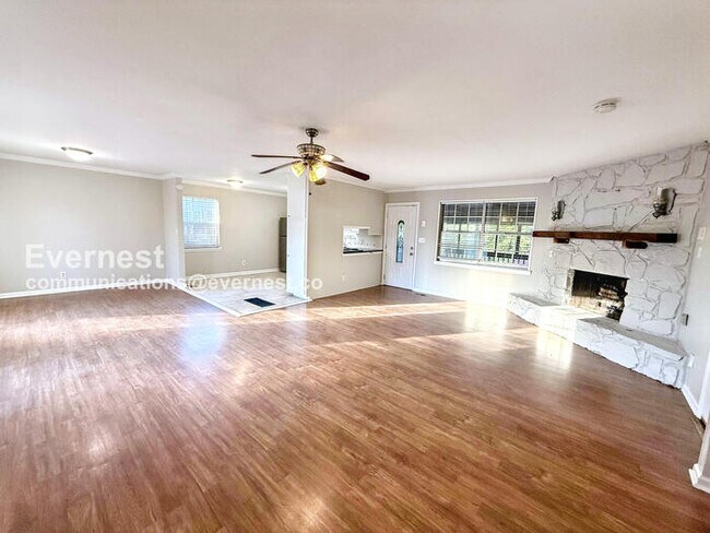 Foto del edificio - 5473 Pine Rd