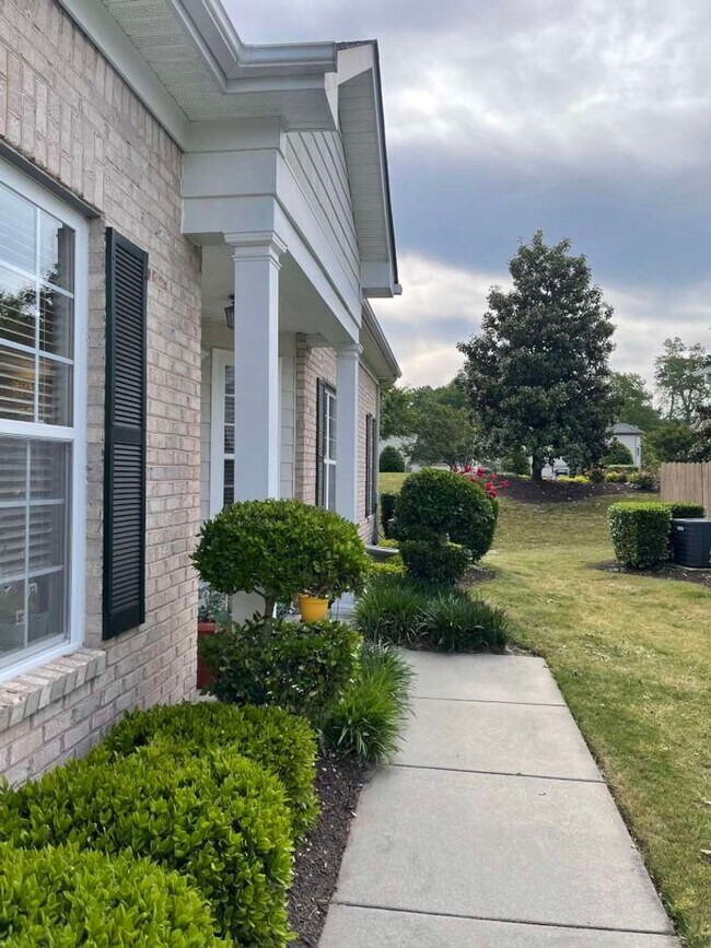 Foto del edificio - Gorgeous end unit condo in Westbriar at Ri...