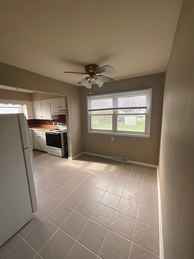 Dinning room - 217 Sunnydale St