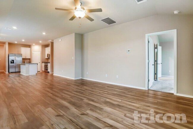 Foto del edificio - 5300 Saddle Clb Dr