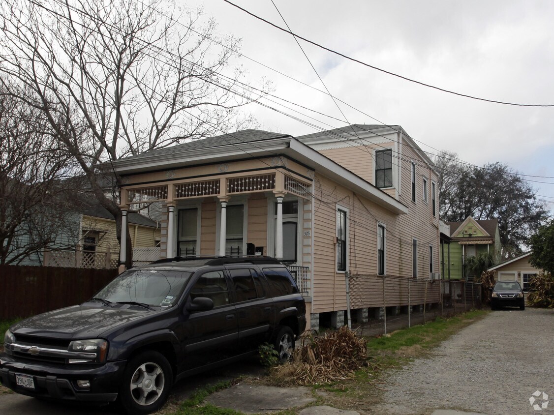 Primary Photo - 325 S Lopez St