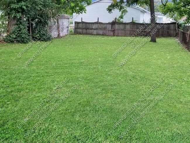 Building Photo - Hardwood Hideaway: 2 Bed/1 Bath, 850 Sq Ft...