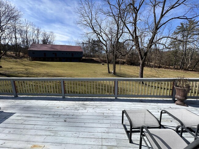 Foto del edificio - 273 Hidden Hill Farm Ln