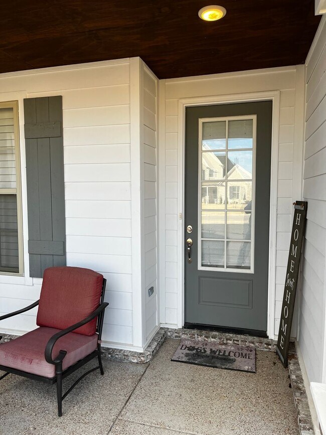 Building Photo - Custom Built home in a quiet subdivision