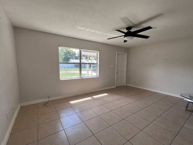 Building Photo - 2/1 Duplex