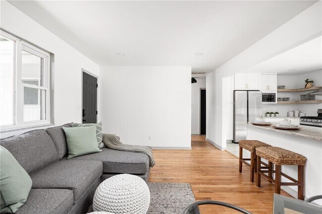 Foto del edificio - 1809 W 66th St