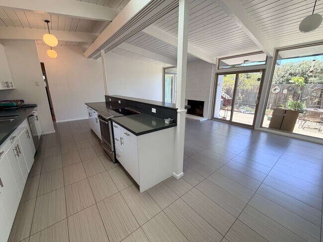 Foto del edificio - San Mateo 4Bed/2Ba Eichler Home with Putting Green, Vegetable Garden & Designer Finishes