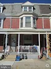 Building Photo - 1121 W Poplar St