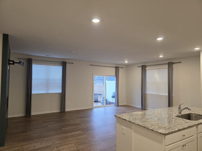 Foto del edificio - Modern & Spacious 3BR End Unit Townhome in...