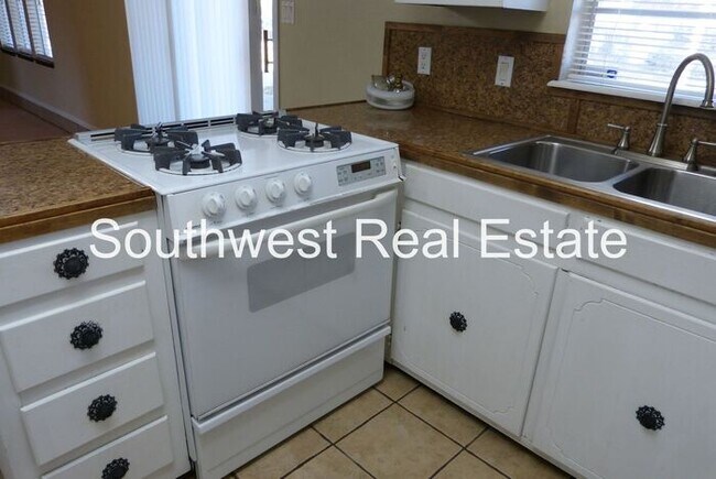 Building Photo - Large 3 Bedroom with shop-