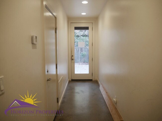 Foto del edificio - Modern Bright Three-story 3 Bed 2 Bath 1,400 Sqft Mansion Flats Designer Condo