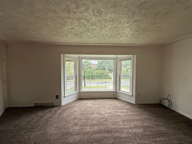 Foto del edificio - 3bd DOWNSTAIRS DUPLEX Shaker Section 8/Cas...