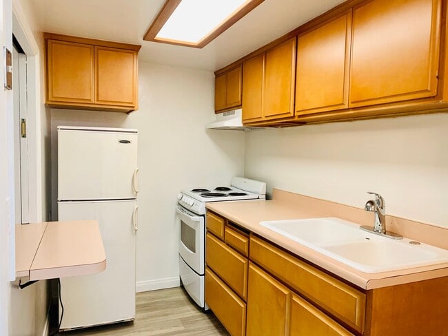Building Photo - 1BD/1BA LA JOLLA COTTAGE ACROSS FROM WINDANSEA! AVAILABLE JUNE FOR $2,895/mo!