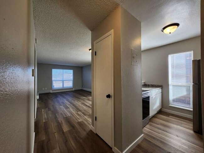 Building Photo - Spacious 2-Bedroom Apartment with Private ...