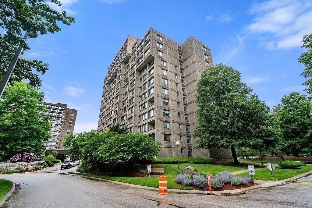 Foto principal - 250 Hammond Pond Pkwy