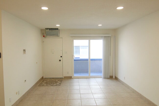 Building Photo - 618 N Hayworth Ave
