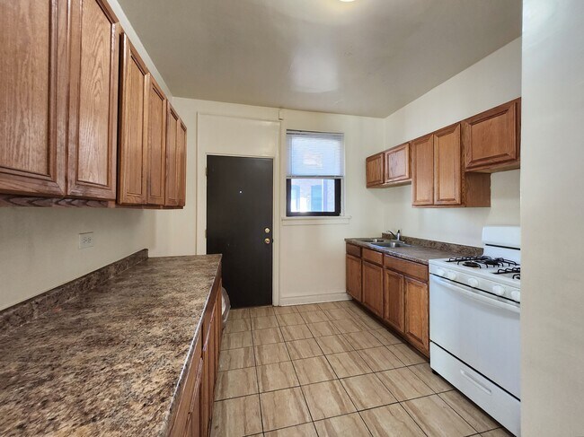 Building Photo - 2 Bedroom unit in Oak Park