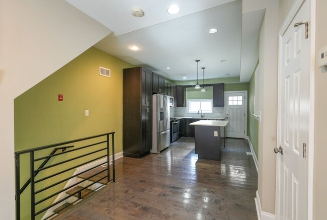 Foto del edificio - Super property 3 beds finished basement large yard