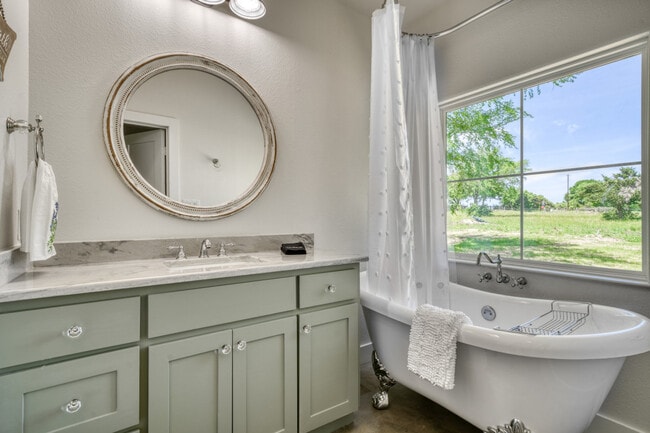 Foto del edificio - 8300 Lone Star Rd