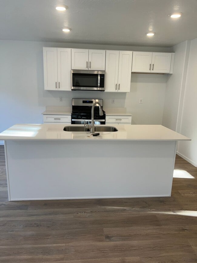 Building Photo - Beautiful spacious 3 bedroom, 2.5 bathroom house located in Cedar City!