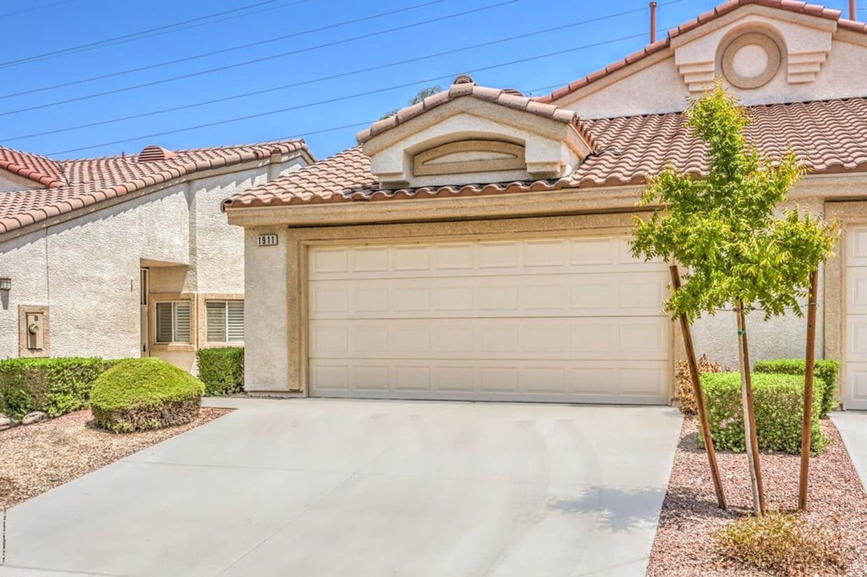 Primary Photo - 2 bd / 2 ba / 2 car garage townhouse in He...