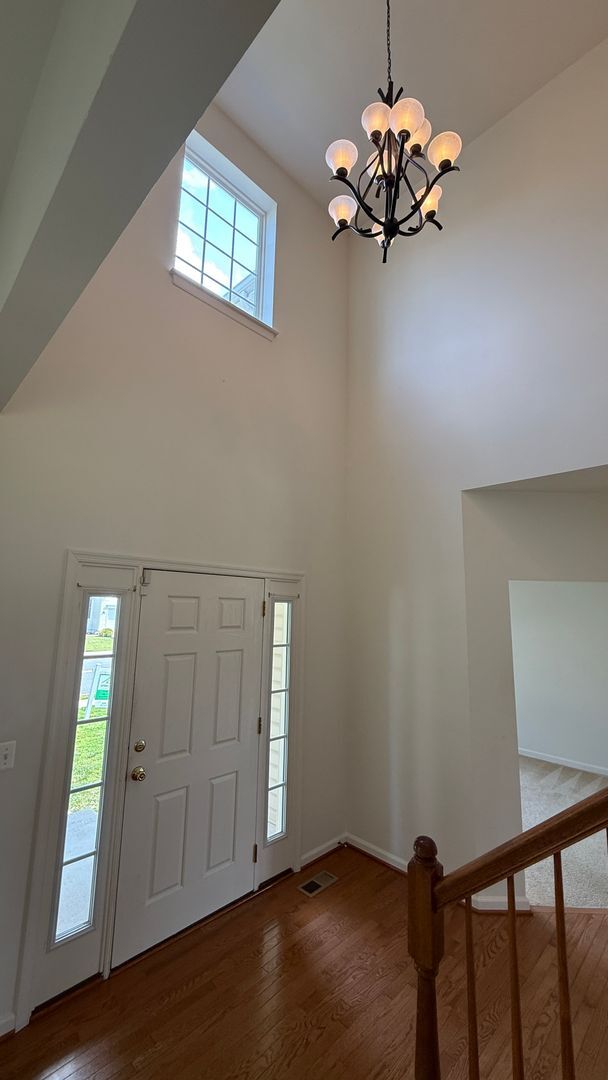 Building Photo - Large Spotsy Colonial