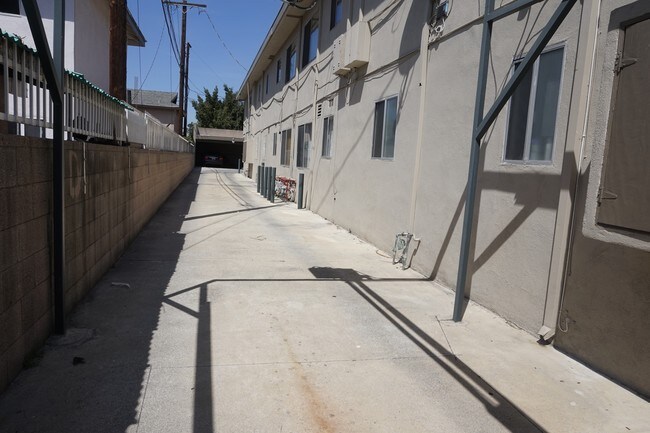 Building Photo - Berendo Townhouse Apartments