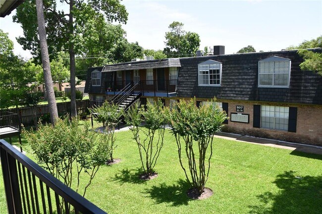 Foto del edificio - 9015 Gaylord Dr