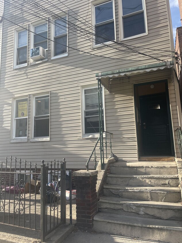 Foto principal - 143 Mallory Ave