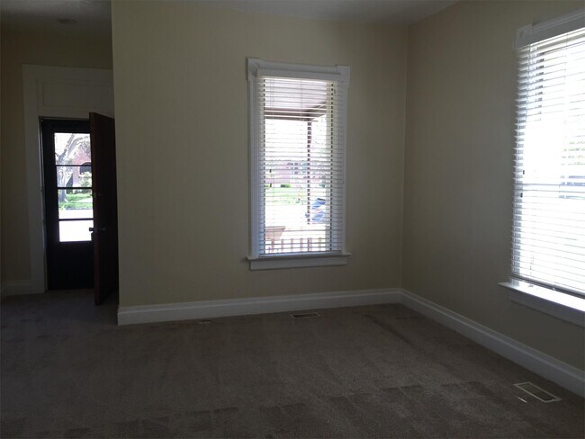 Building Photo - 441 Oakley St