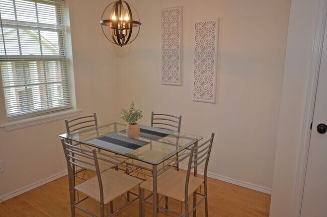 Foto del edificio - 2 Bed 1 Bath with Patio