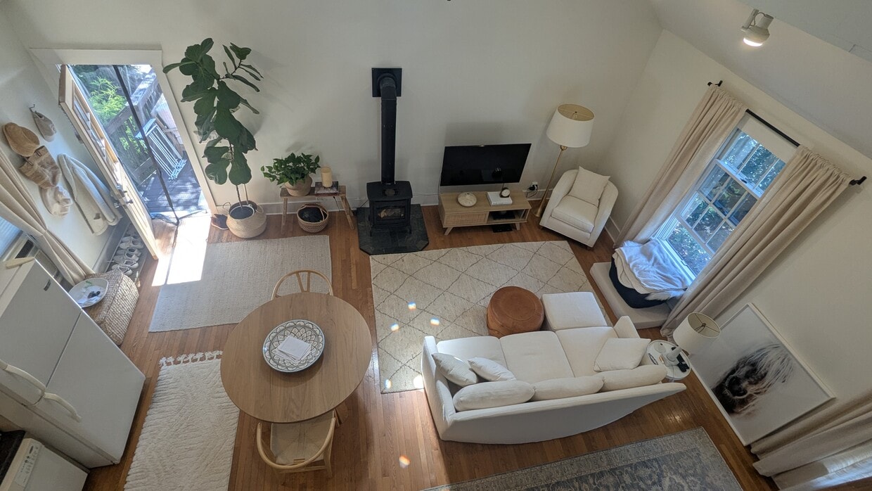 Bright, open, spacious loft apartment. 1 bedroom on first floor, 2nd bedroom or extra living space. - 156 Henry St