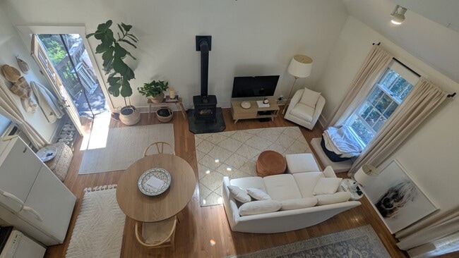 Bright, open, spacious loft apartment. 1 bedroom on first floor, 2nd bedroom or extra living space. - 156 Henry St