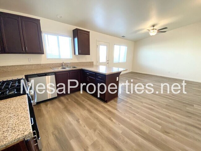 Foto del edificio - 9550 Tamarisk Ave
