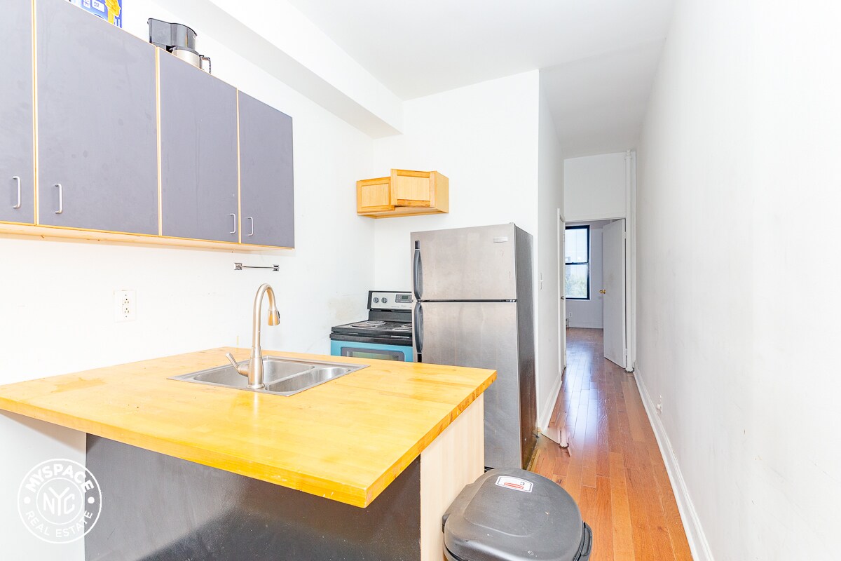 Primary Photo - 311 Troutman St