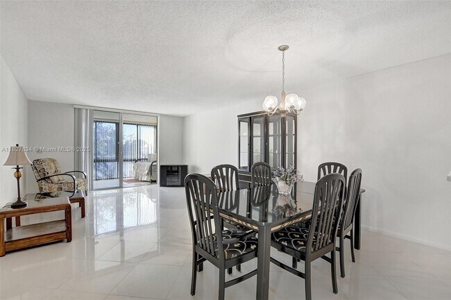 Foto del edificio - 7300 Lake Cir Dr