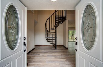 Building Photo - 712 Player Ct