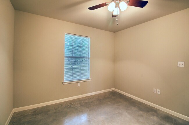 Large bedroom - 300 Stubblefield Ln